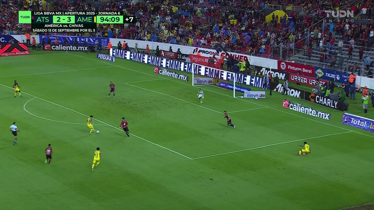 ¡Penal para el America! ‼️ Víctor Dávila anota el cuarto tras un rebote de Camilo Vargas✨⚽🔥 #LigaMX #Clasicodelaamistad