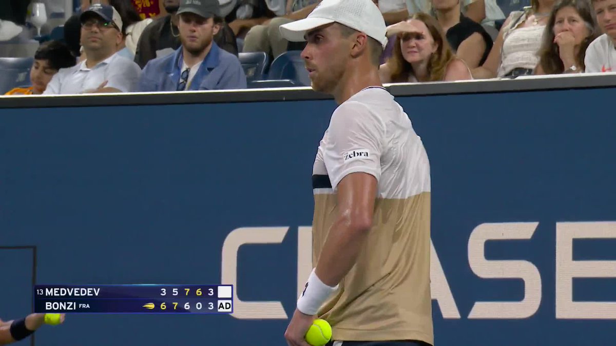 Benjamin Bonzi saves five break points in the fifth set and gets the crucial hold!