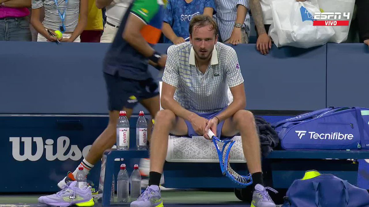 Medvedev explotó de frustración y rompió su raqueta tras quedar eliminado en primera ronda. 😰 📺 Mirá nuestros partidos del #USOpen en Disney+ Plan Premium.