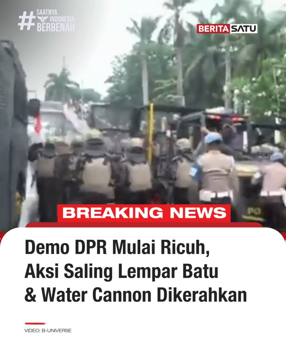 Aksi demo di depan gedung DPR/MPR ricuh, Senin (25/8/2025) siang. Polisi berusaha memukul mundur pendemo dengan menyemprotkan water canon ke arah massa. Aksi saling lempar batu terjadi dan menimbulkan kericuhan. Kendaraan taktis polisi terlihat di parkir di tengah jalan. Polisi juga memukul mundur massa dari atas jembatan penyeberangan. Puing-puing batu bertebaran di sepanjang jalan. Ikuti berita selengkapnya di Beritasatu TV, & YouTube BeritaSatu! #DemoDPR #DPRRI #Kericuhan #SaatnyaIndonesiaBerbenah #BeritaSatu