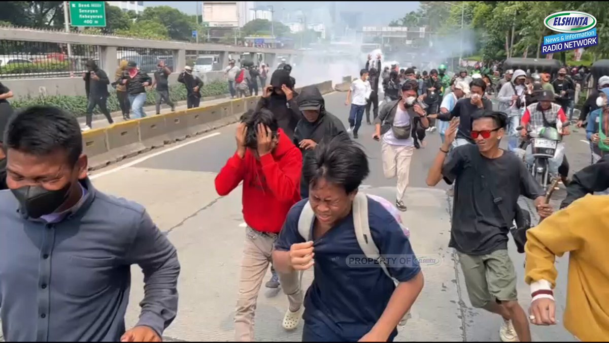 Polisi terus mendorong mundur massa aksi sambil menembakkan gas air mata, Senin (25/8). 🎥Ris #BeritaElshinta
