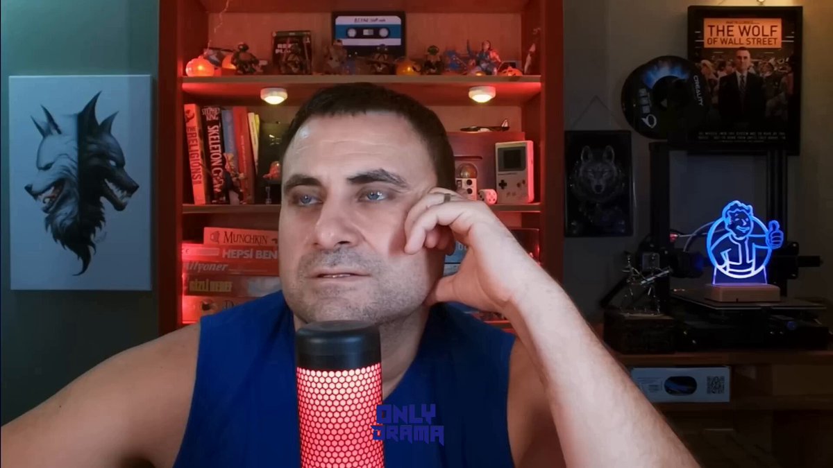 Efe Aydal, Burhi'yle yaşadığı olay hakkında ve Jahrein'in ve diğer yayıncıların bu olaya verdiği tepki hakkında konuştu. "Jahrein'in kankisi Yasir midir nedir, onun yazdıklarını gördük, sonra silmiş galiba ama benim seyirciler yakalamış. Bize sallamış olduğunu gördük. Diğer tarafındaki adam var zaten. Anlamıyorum ki ben. Benim arkadaşım olsa 10 saniye ağzını açsa ben onun ağzına vura vura sustururum. Bu insanları nereden buluyor Jahrein ben de bilmiyorum." "Bu grupla düşman olmak, bu grubun dostu olmaktan daha itibarlı bir noktada şuanda. Adamlar yavaş yavaş streamer grubunun Furkan Bölükbaşı'sı olmaya doğru ilerliyorlar." "Gün gelecek; belki de kesin olarak demiyorum ama umarım bir gün gelir, insanlar "bu adam haklıymış" der. Furkan'a dava açmama konusunda da. "Acaba bu adam doğru mu söylüyormuş?" der, o zaman konuşuruz. Ben kendi açımdan kesinlikle doğru tercih yaptığımı düşünüyorum. İnsanların ne düşündüğü beni etkilemeyecek çünkü bir şey olduğu zaman kim alacak sorumluluğunu. Bilmediğiniz çok fazla şey var..."