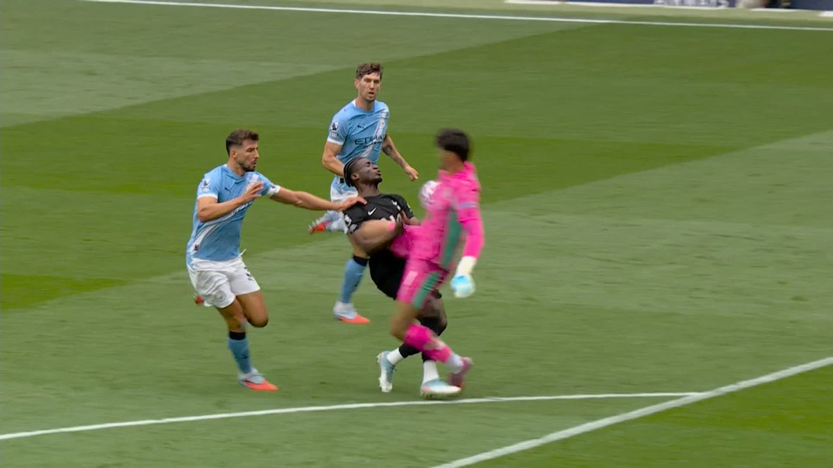 🎙️ "That has stopped a goal scoring opportunity" Former referee Dermot Gallagher and Jay Bothroyd disagree on the James Trafford's incident against Spurs.