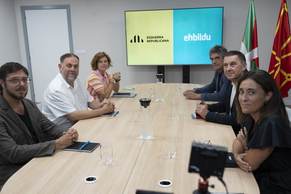 EH Bildu y Esquerra Republicana nos hemos reunido en Donostia. Frente a la ola reaccionaria que se levanta en el Estado español, coincidimos en que la solución es más nación y más construcción nacional. Este fue y será siempre el camino para hacer frente a situaciones como la actual.