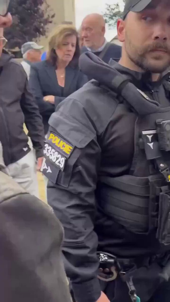 ‼️Proukrajinští provokatéři Oganesjan, Pšenak a Blujová pod ochranou Policie ČR? Příčovy stále víří sociální sítě! ⚡️ 🗣 Náměstek primátora Ústí nad Labem Michal Mohr (SPD) zkritizoval nečinnost příslušníků Policie ČR: „Tady ty pánové a dámy, co jsou tady za plotem, porušují hygienické normy. A opakovaně jim to bylo řečené. Takže chci, abyste s tím něco udělali, aby ta reprodukce byla tak, jak má být.“ 👉 „Vy jste tady a když vidíte, že je něco protiprávní, tak máte zasáhnout!“ připomíná.