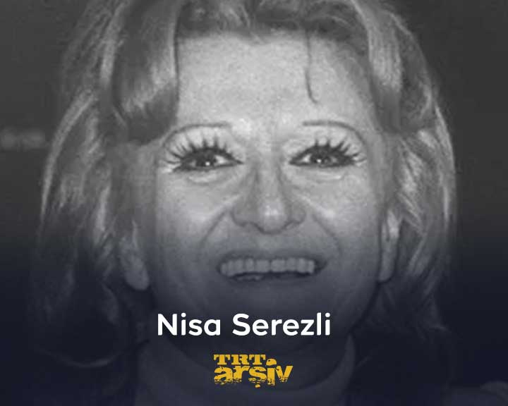 Oyunculuğu, çevirileri ve seslendirmeleriyle sanat dünyamıza unutulmaz katkılar sunan #NisaSerezli’yi saygıyla anıyoruz. 🎭