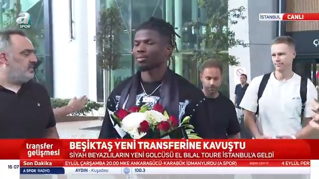 El Bilal Toure’ye çiçek takdim edildi.