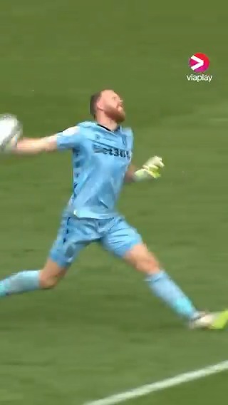 Monsterkastet från Viktor Johansson 👀🇸🇪 Svenske landslagsmålvakten slog till med assist när Stoke slog Southampton med 2-1 i The Championship 🔥