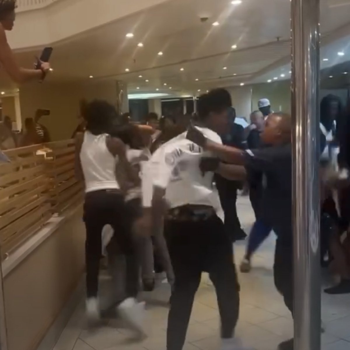 En un crucero en EEUU 🇺🇸 una disputa en el bufé escaló hasta convertirse en una pelea monumental entre pasajeros. Un testigo asegura que todo comenzó por unas tiras de pollo en la fila para la comida.