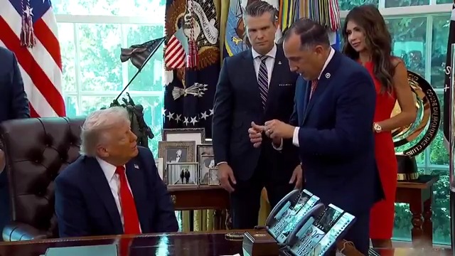 "Presidente, le vogliamo conferire un distintivo al merito con questa piccola chiave per manette, perché con le sue politiche contribuisce a liberare le forze dell'ordine dalle manette" Anche oggi non è un episodio di South Park, non è Idiocracy e non è l'AI