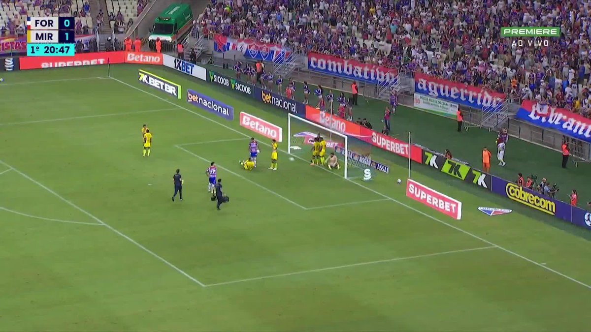 ⚠️⛔️ Le atajaron el penal, falló en el rebote y la tocó con la mano en el área. INSÓLITO lo de Adam Bareiro, el ‘9’ de Fortaleza, que suma 8 PARTIDOS SIN GOLES desde su llegada. Su equipo perdió 0-1 como local y está en DESCENSO DIRECTO. 🥶
