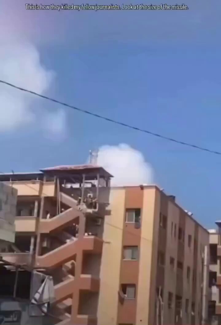 الجريمة التاريخية من زاوية أخرى بهذه الطريقة تم اعدام أفراد الدفاع المدني والصحفيين بصاروخ حربي بشكل مباشر وعلى الهواء مباشرة مشهد سيبقى عار يلاحق الاحتلال للأبد