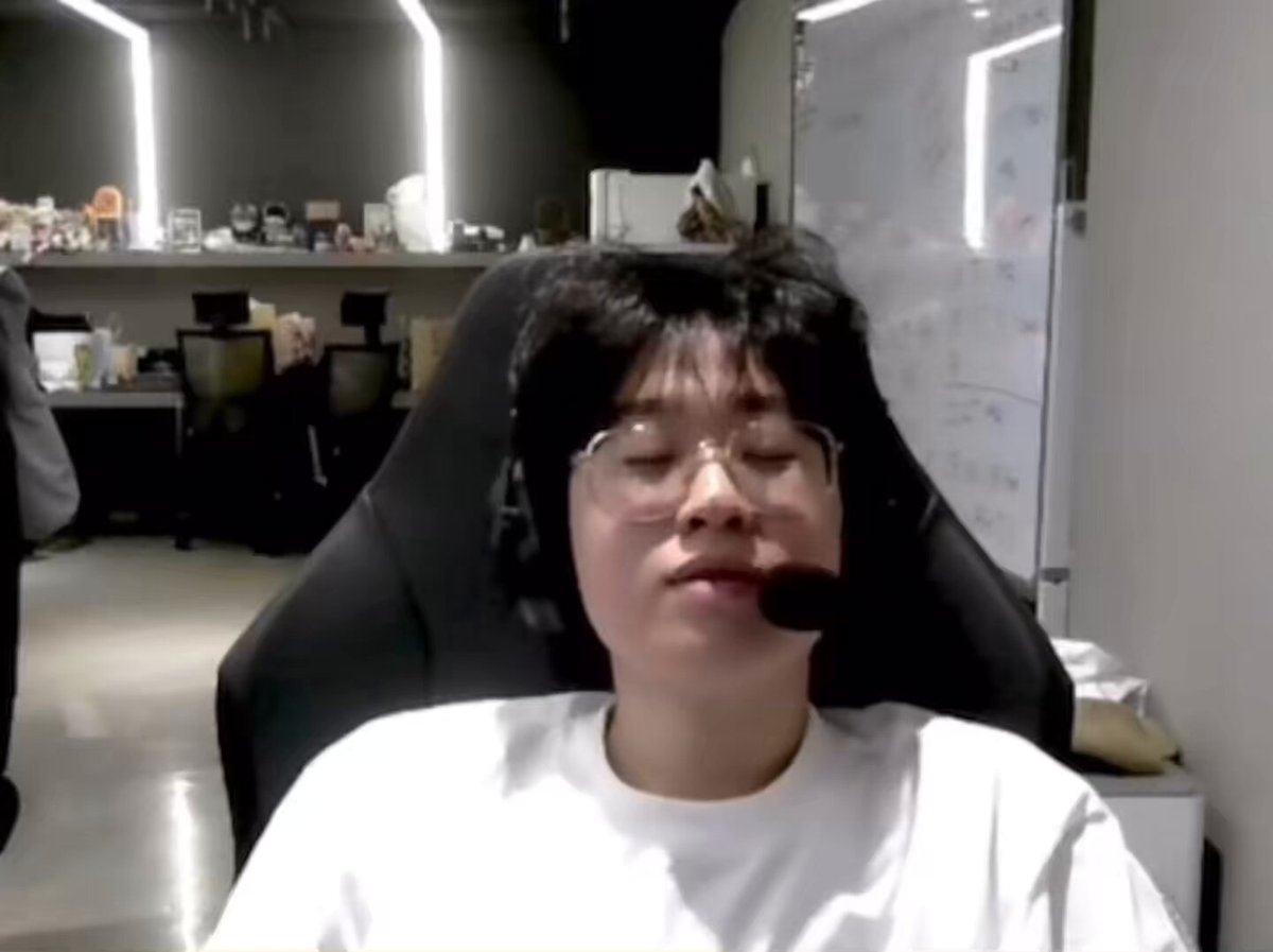⚡️확실히 이게 10대 때랑 20대 때랑 한 살 한 살 먹어가는 체감 자체가 너무 다른 것 같아 ⚡️제가 22살이거든요 지금? 22살인데 내 체감 나이는 23살이야 친구들이 다 23살이라가지고 그럼 이제 23살이라고 가정을 하고? 내가 내년에는 이제 24살이 되는 거니까? 20대 초반이 아니죠 이제 20대 중반이죠 그러고 이제 10년 지나면은? 34살이고 거기서 6년이 더 지나면은 40살이야 ⚡️ㅋㅋㅋㅋ 놀라운 사실! 시간이 빠르다는 거죠 결국 하고 싶은 말은