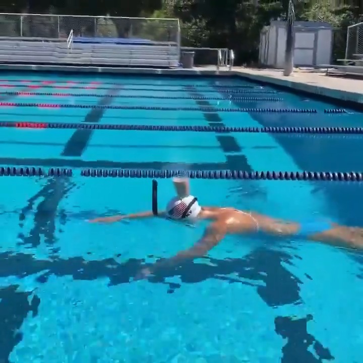 Katie Ledecky balancing chocolate milk on her head WHILE SWIMMING will always be mind-blowing. 🤯 (🎥 Katie Ledecky)