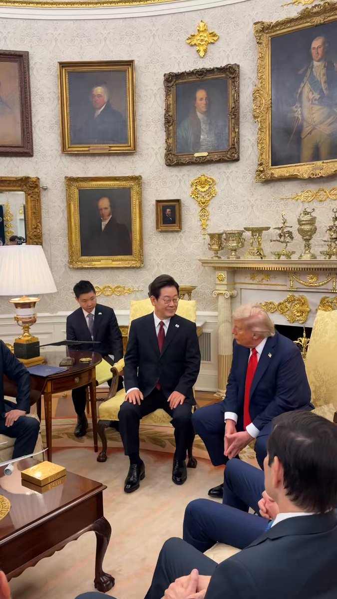 Peace talks happening in the Oval Office with the President of the Republic of Korea 🇺🇸🇰🇷