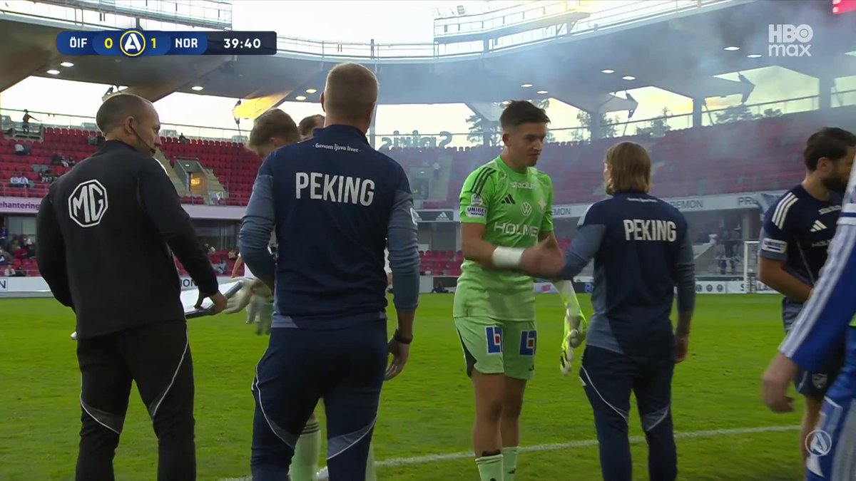 Även Pekings David Andersson byts av efter kollisionen tidigare med Joel Voelkerling Persson 📲 Se matchen på HBO Max