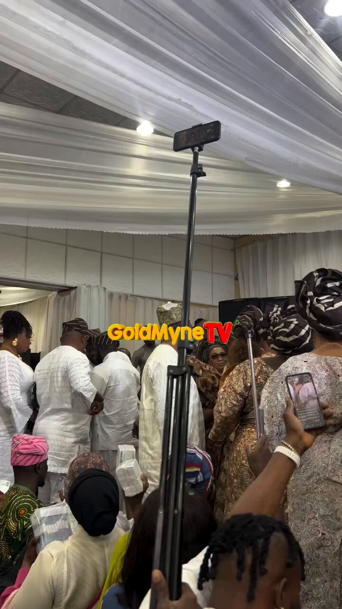 Incredible moment as K1 De Ultimate, acknowledges top Nigerian artists including, Asake, Olamide, Wizkid, Davido, Burna Boy, Naira Marley, Tiwa Savage, Barry Jhay, Portable, And Tems, expressing confidence that the future of music in Nigeria is in safe hands.
