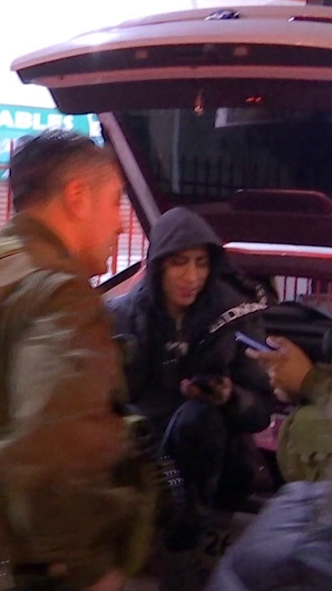"Todo bien, solamente un control de rutina" En medio de una fiscalización captada por las cámaras del programa Atrapados 133 , el sistema de Carabineros arrojó que El Jordan 23 mantenía una medida cautelar de arresto domiciliario.