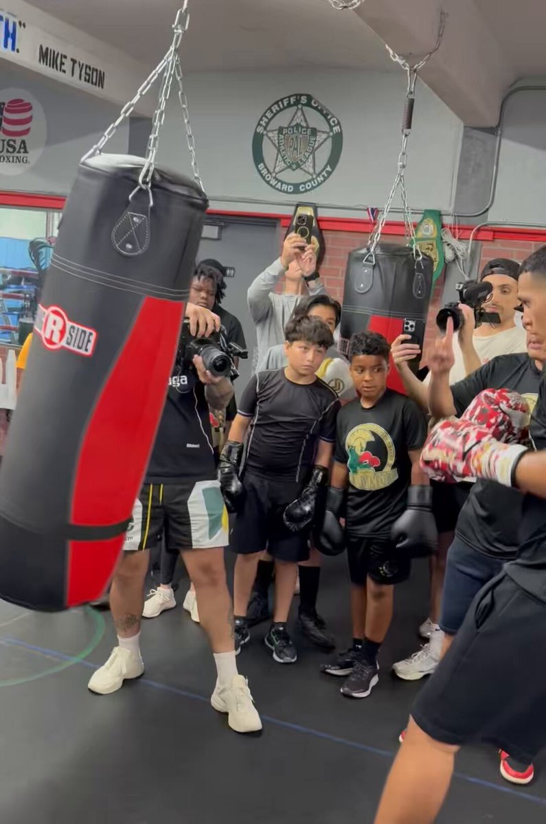 Right or Wrong: David Benavidez has the fastest hands at 175 ⚡️