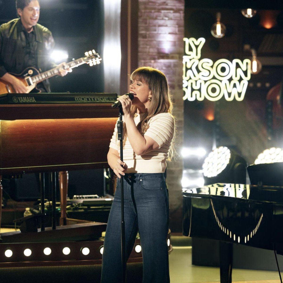 Kelly Clarkson getting emotional while singing Coldplayโs โFix Youโ will forever live rent-free in my head ๐ฅบ