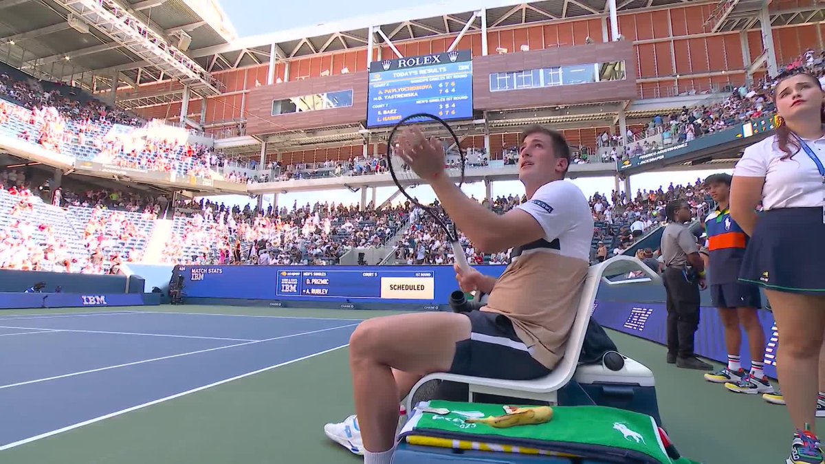 He is NOT done yet! 💪 Gomez takes the third set 7-6(7)!