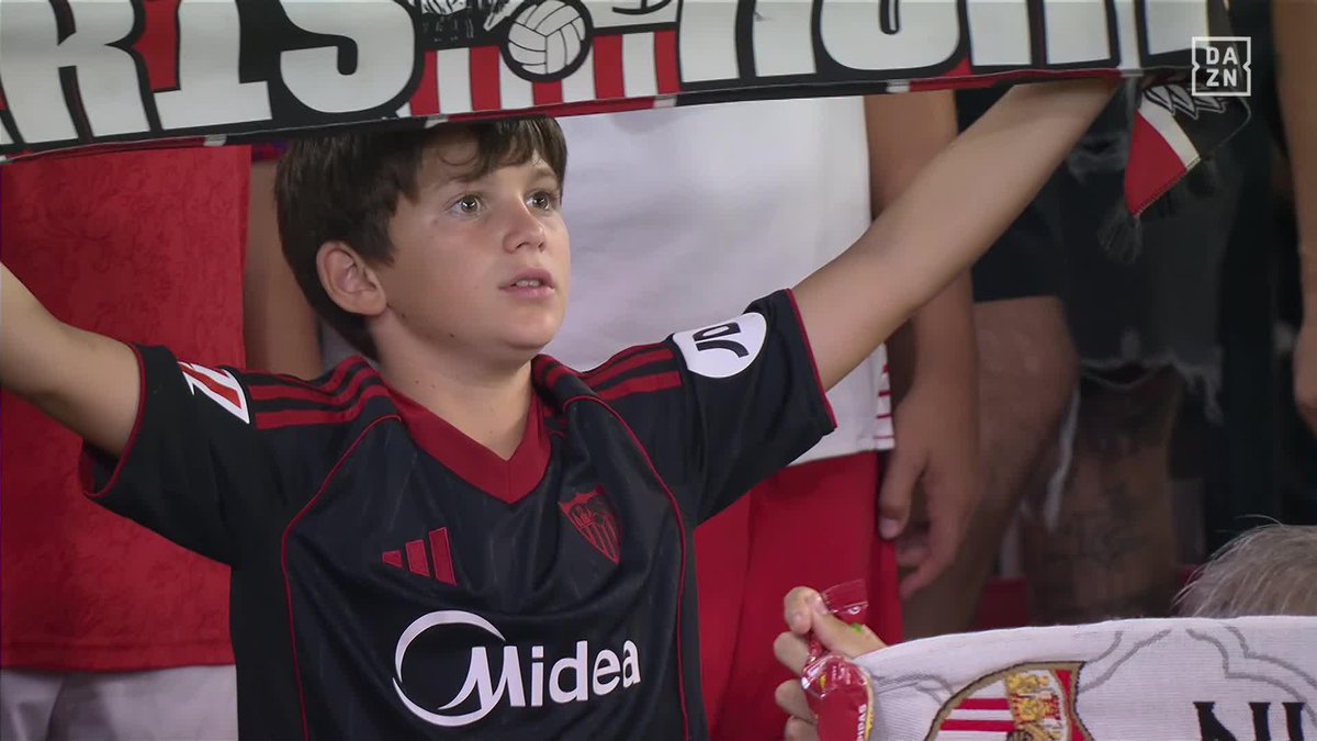 El himno del Sevilla Fútbol Club cantado por su gente ❤️ Pasan las temporadas, pero sigue emocionando como el primer día 👏🏻 🔗 #LALIGAenDAZN ⚽