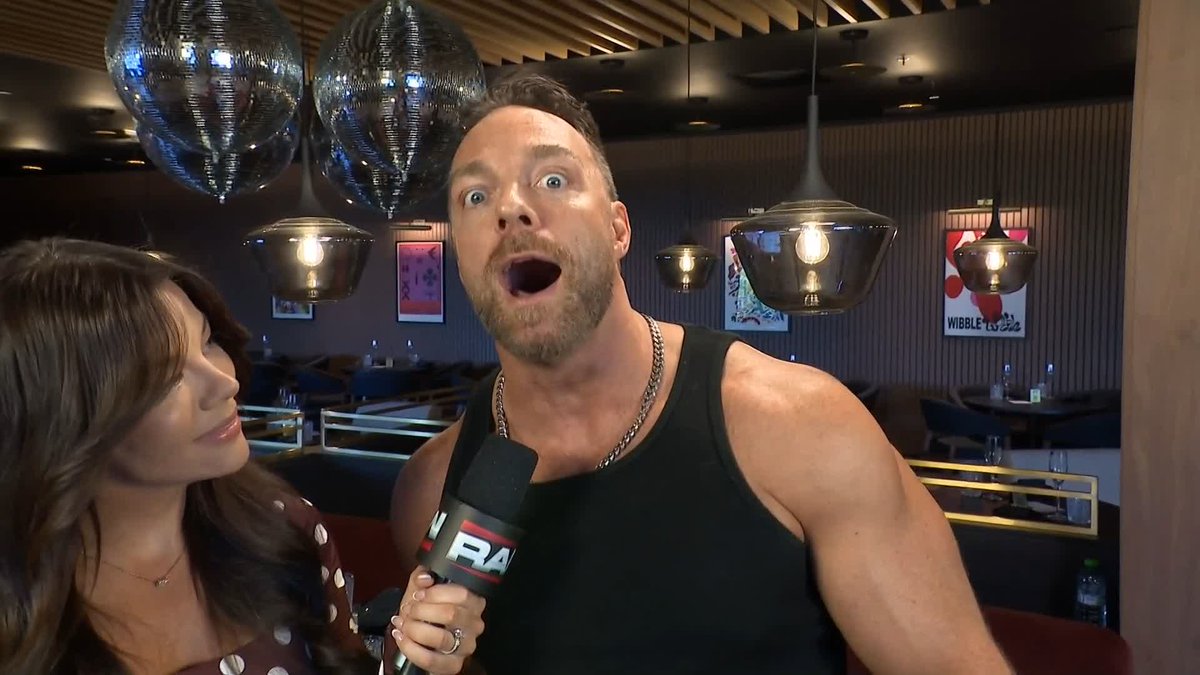 "WOOF WOOF DUMMY" 👏 LA Knight goes one-on-one with Bron Breakker TONIGHT on #WWERaw!