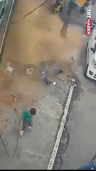 Kolombiya'da bir çocuk, çöken binanın altında kalmaktan son anda kurtuldu.