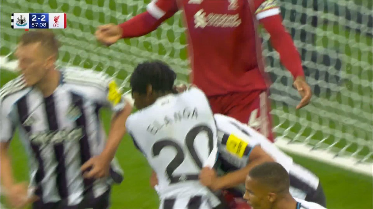What a moment for William Osula! 💥 Newcastle equalise despite being down to 10!