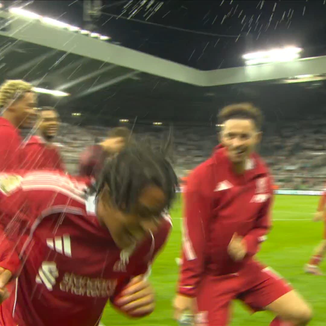 "I think what we've seen tonight is one of the WORST performances from a winning team, and one of the BEST from the losing team!" Carra's take on Liverpool's late win over Newcastle 👀