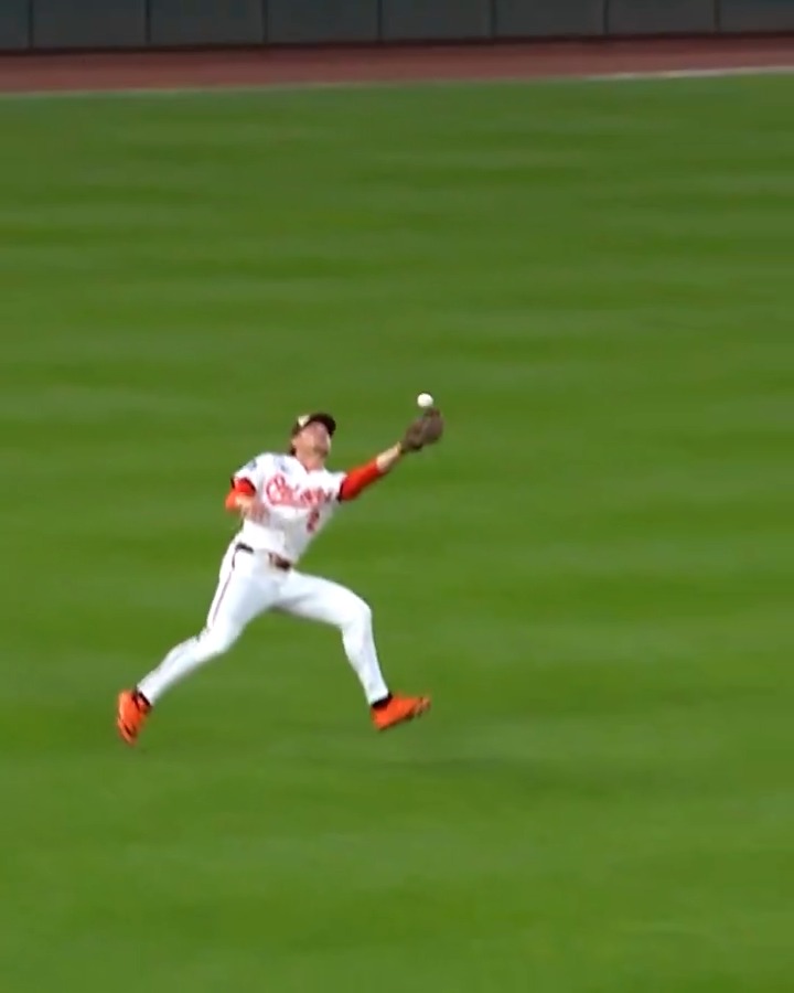 Gunnar Henderson makes an outstanding over-the-shoulder catch! 😮 (MLB x JAPAN AIRLINES【JAL】)