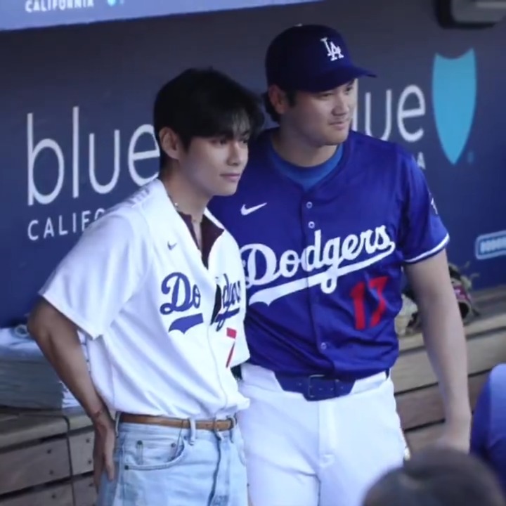 V from BTS meets Shohei Ohtani ahead of his Dodgers first pitch! ⚾️ #BTS #BTSArmy #방탄소년단 #Taehyung