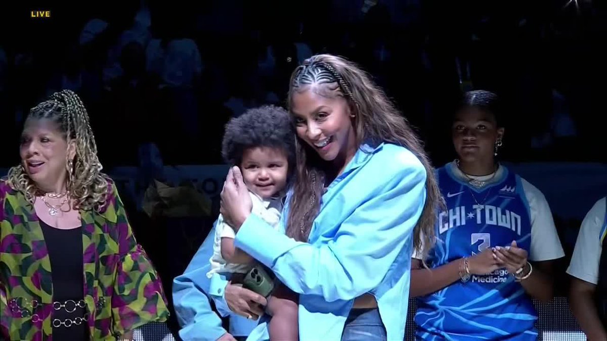 Candace Parker walked out with her son for her jersey retirement ceremony 💙