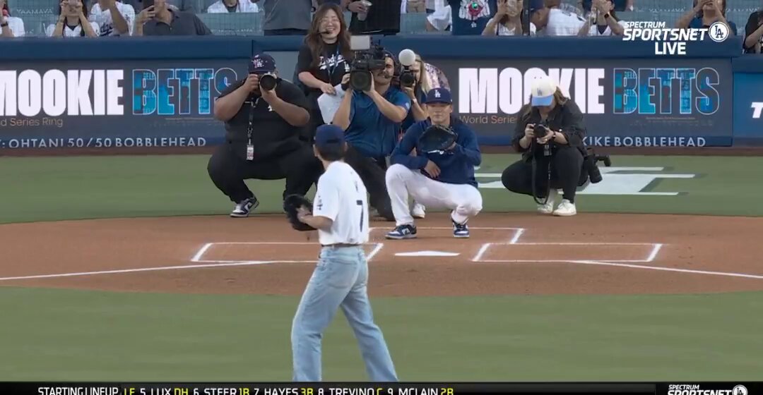 KIM TAEHYUNG THROWING HIS FIRST PITCH