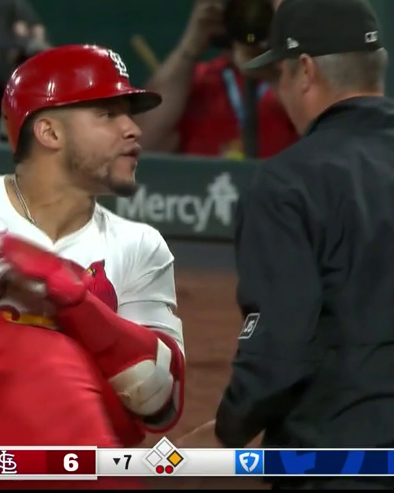 ¡Pasó de todo en el reclamo de Willson Contreras! 🤯. Después de ser expulsado del juego, Contreras encaró al umpire, le pegó con el bat a uno de sus coaches y aventó una cubeta de dulces al terreno 🫣.