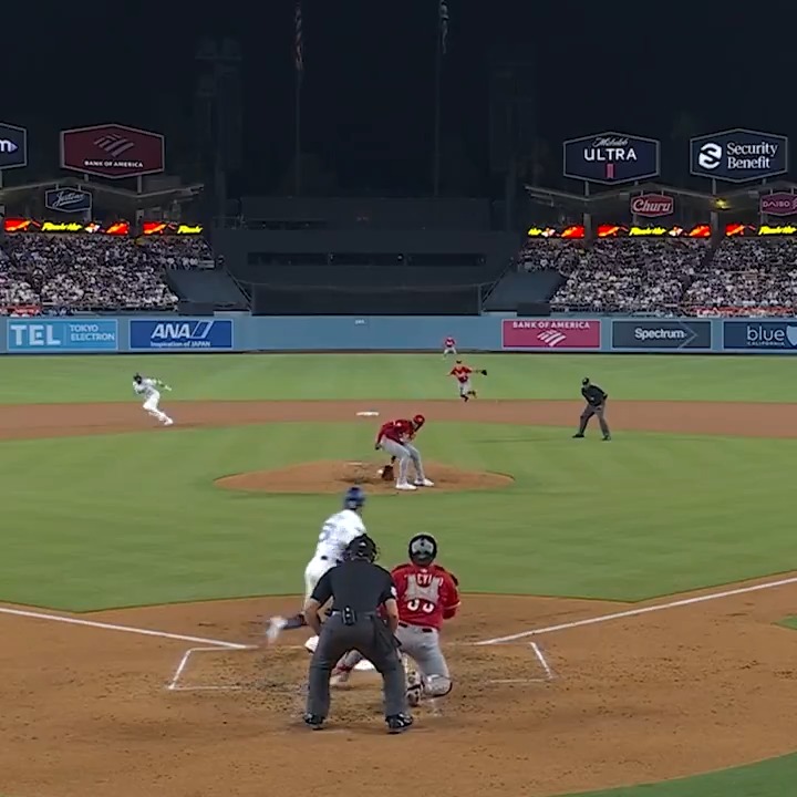 Hunter Greene turns a behind-the-back double play! 😤