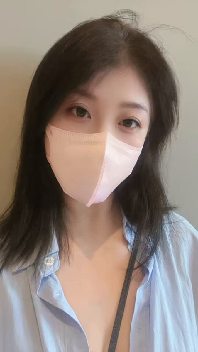 今天的眼神楚楚可憐🥺🥺 今天說好跟老公一起出門他去打球⛳️我去練球😂 結果出門因爲我忘東西 上下樓跑了三趟 最終我還是忘了😭拿打球的手套🧤 最後果斷放棄😭😭 因此也耽誤老公遲到🥹 很生氣😤自己為什麼老是忘東忘西😭 真的是年紀大了嗎😭😭😭