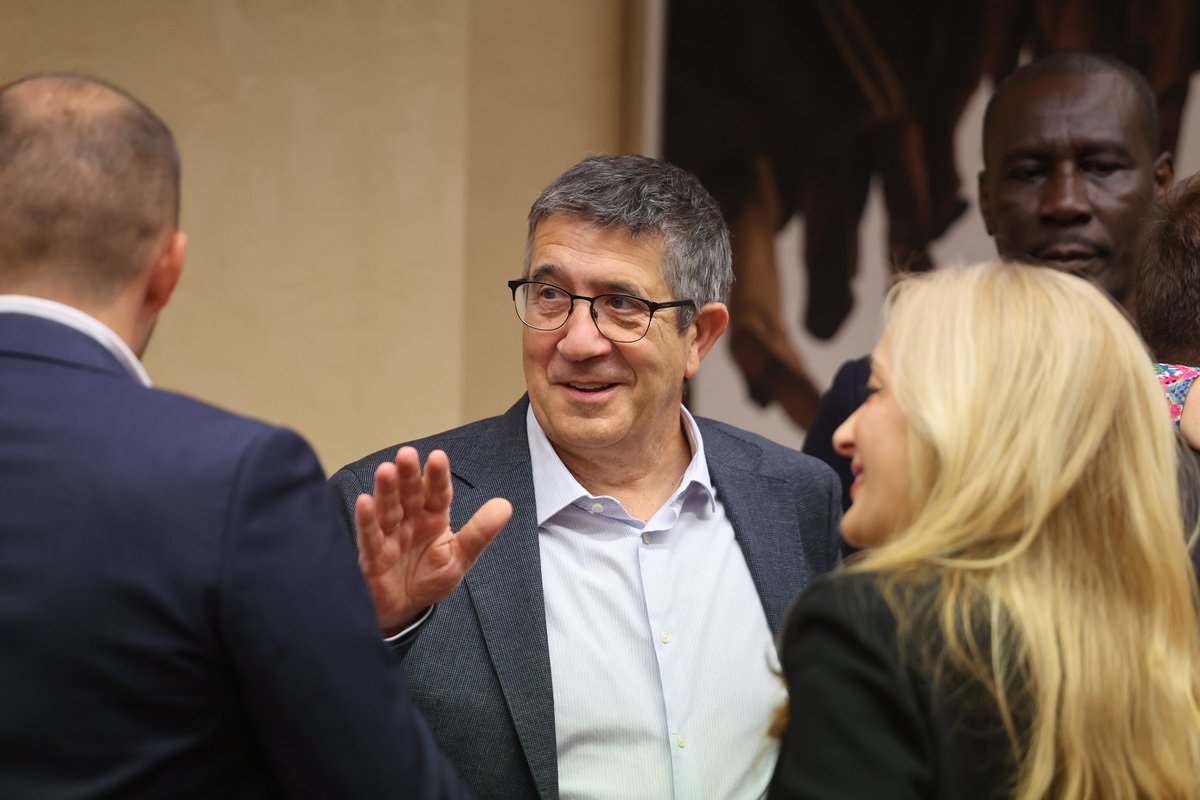 El Gobierno y Pedro Sánchez han puesto todos los medios a su alcance, además de los europeos, para combatir los incendios. ❌ Las ideologías de derecha y ultraderecha alimentan el fuego al negar el cambio climático y no hacer políticas para combatirlo. 🗣️ patxilopez