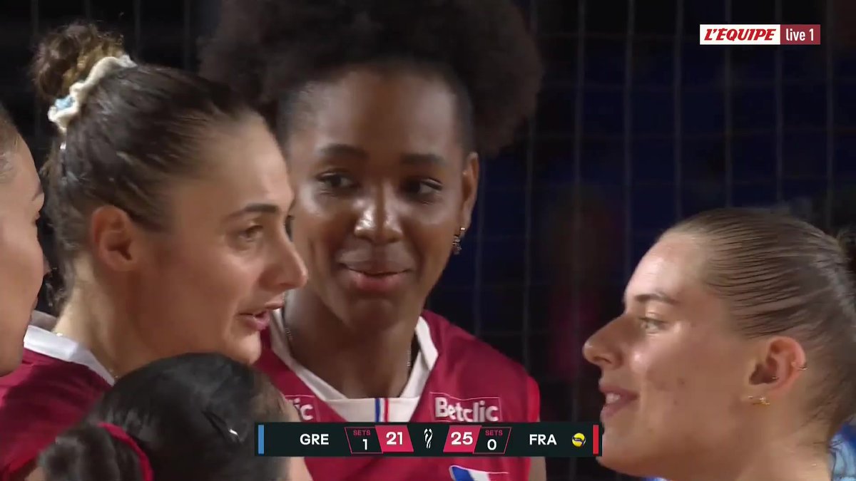 🏐​ Les Bleues remportent le deuxième set et reviennent à un set partout face à la Grèce ! Suivez le match en direct : #lequipeHAND