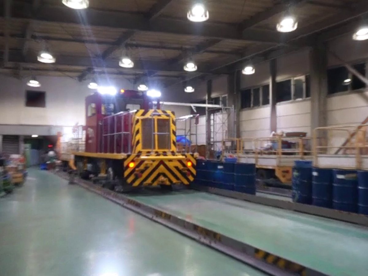 ＼ゆりかもめで働く車紹介／ 第２弾は終電後に働く保守用作業車の２号車です！ ゆりかもめでは３台の保守車を保有していますが なかでも２号車は稼働率が一番高くメイン機として活躍しています。 赤い車体がかっこいい！！ 動画は車庫から夜間作業へ出発する場面です✨ #新交通ゆりかもめ #yurikamome #ゆりかもめ #働く車 #保守用作業車