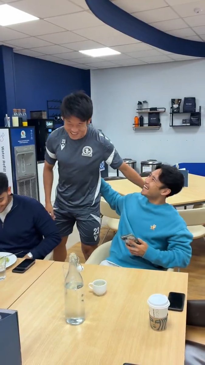 𝑹𝒆𝒖𝒏𝒊𝒕𝒆𝒅 🤝 Our new signing 森下龍矢Ryoya Morishita 🇯🇵 was excited to meet old friends Yuki Ohashi and Yuri Ribeiro this morning 😁 #Rovers 🔵⚪️