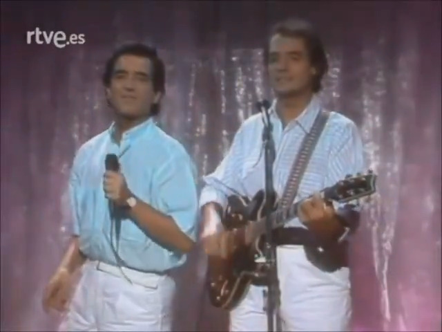 Muere Manuel de la Calva, la mitad del mítico 'Dúo Dinámico'. Has cantado sus temas durante décadas. Temas inmortales como este 'Resistiré'. Nuestro recuerdo y homenaje --> #DEP