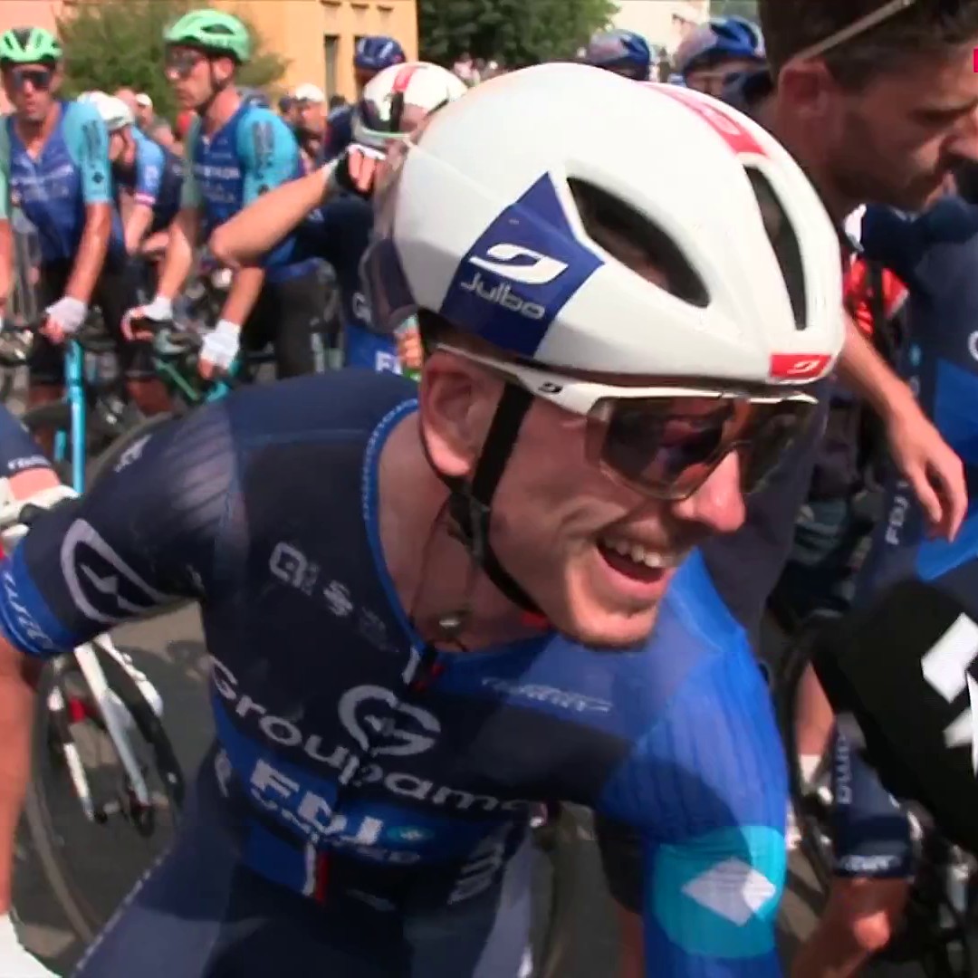 #LaVuelta25 🇪🇸 / 🇫🇷 David Gaudu (GFC) prend le maillot rouge lors de l’arrivée à Voiron, sur le sol français. 👌🏼