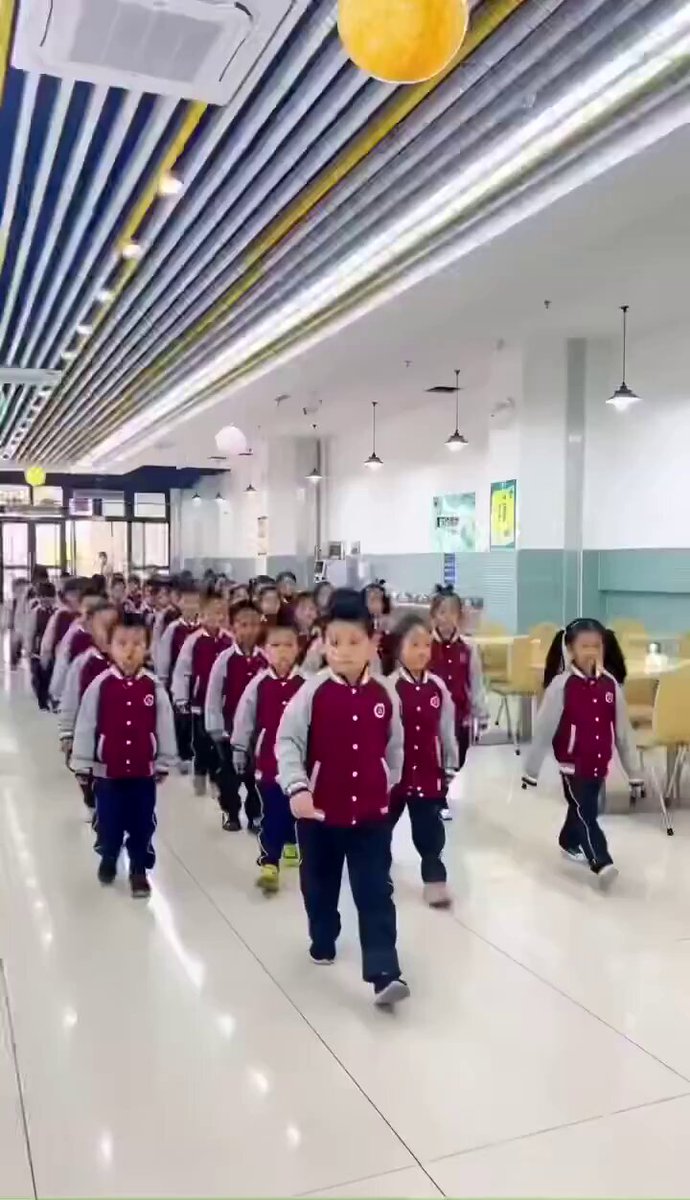 LA CHINE EN 2025 🇨🇳 L'ordre, le respect et la discipline sont les premières valeurs inculquées aux enfants dans les écoles... Pourquoi n'est-ce plus possible en France ? 🤔
