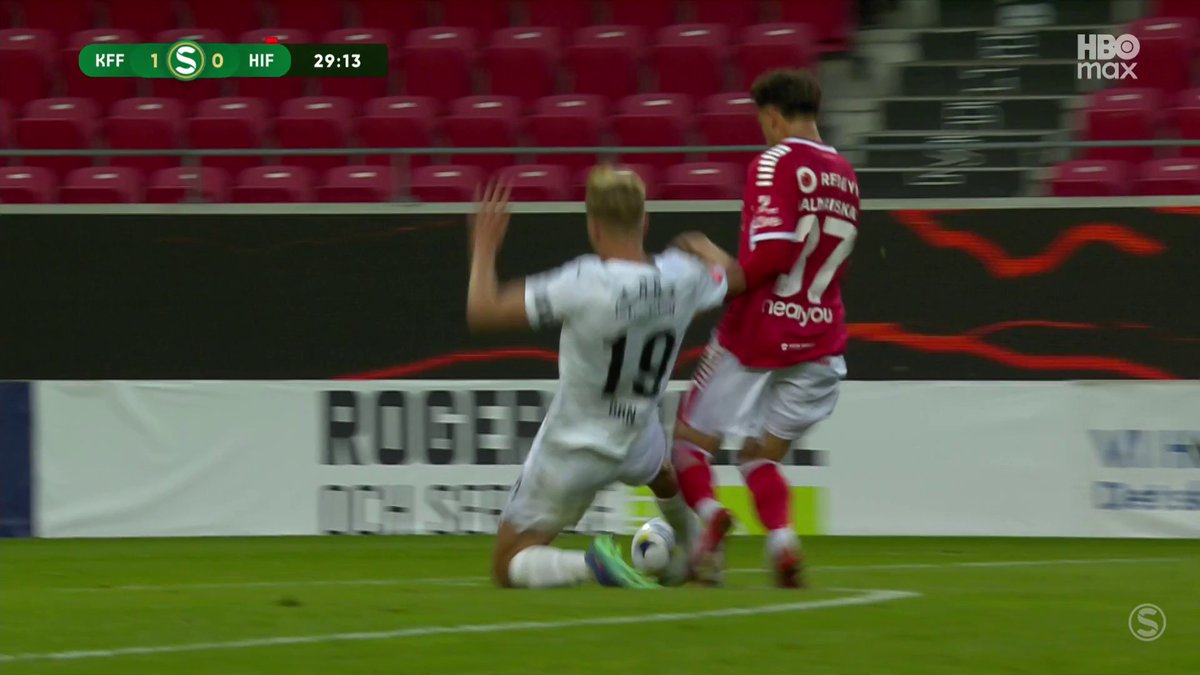 Helsingborgs Benjamin Örn får syna det röda kortet efter den här situationen 🟥 📲 Se matchen på HBO Max