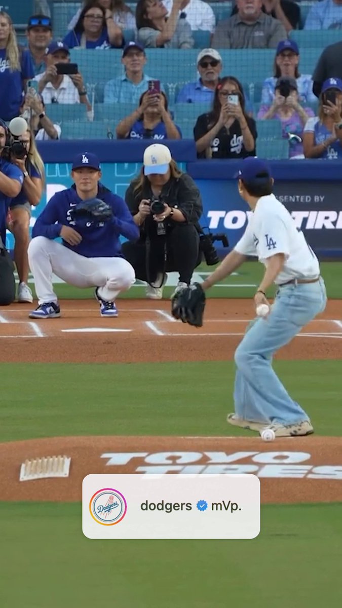V, miembro de la banda de K-Pop BTS, lanzó la primera bola en Dodger Stadium ⚾️🎙️. Vía: MLB