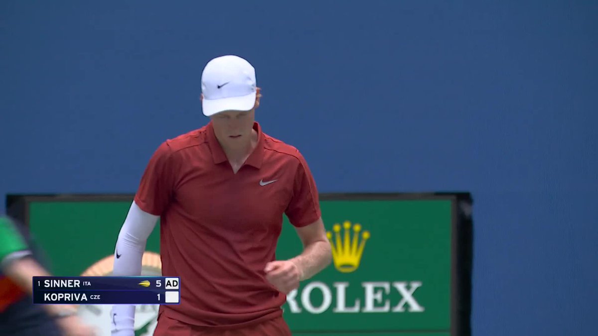 Jannik Sinner in a hurry on Ashe! The world No.1 takes the opening set 6-1.