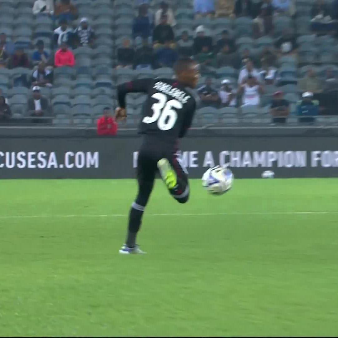 Kamogelo Sebelebele's confidence levels 📈📈 How good is this backheel? 🤩👇 📺 Stream #BetwayPrem on DStv: