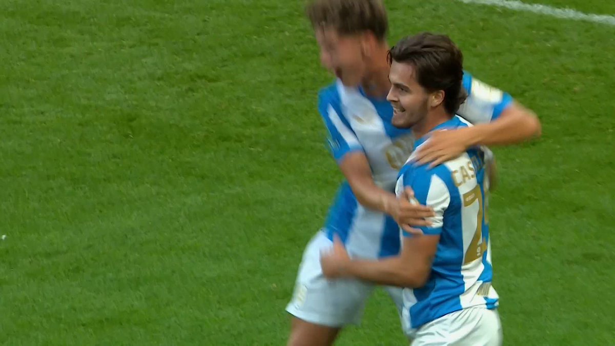 What a VOLLEY from Chelsea loanee Leo Castledine for Huddersfield against Sunderland! 😱