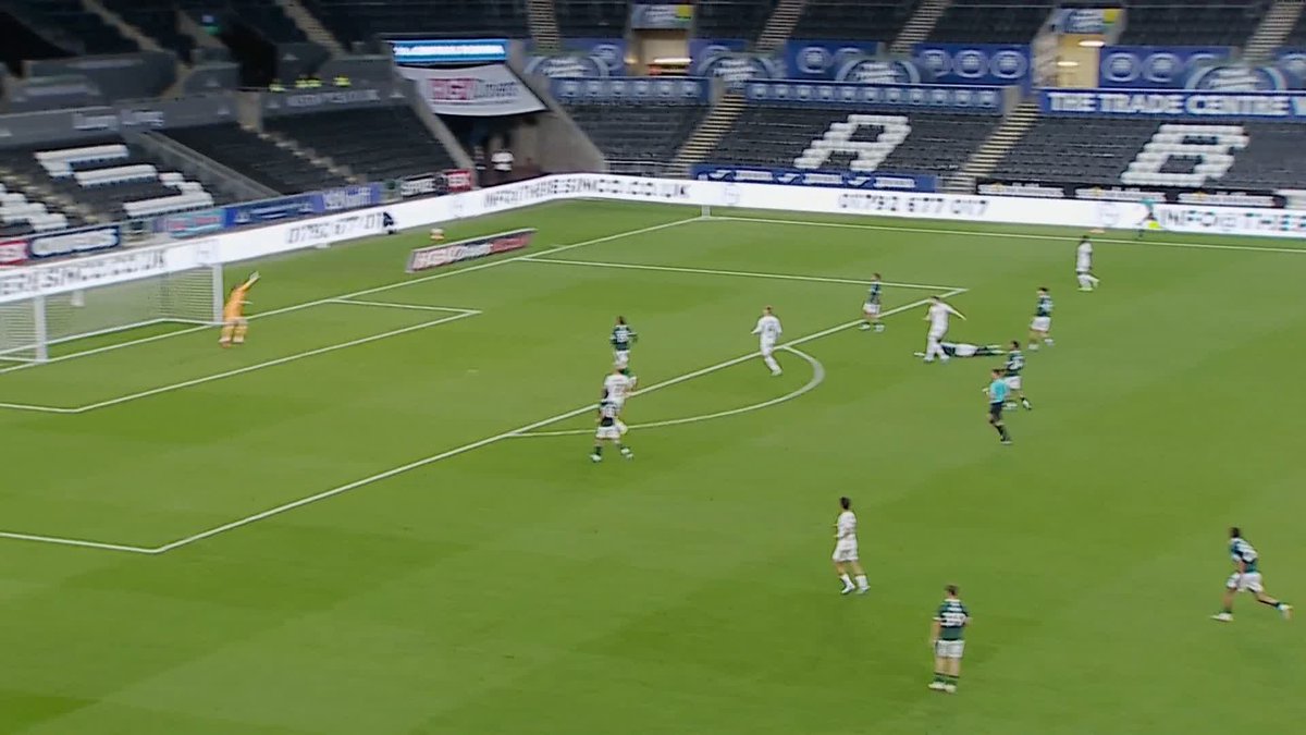 "The keeper could do absolutely NOTHING!" In off the crossbar 😍